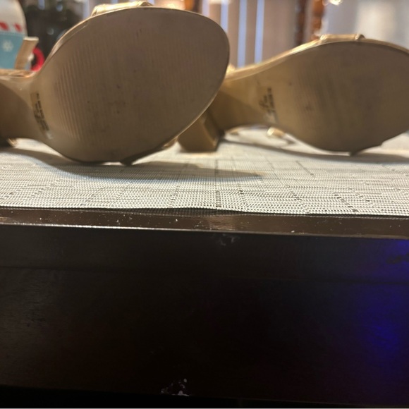 Super comfy and sexy size 7 gold heels - Picture 5 of 5